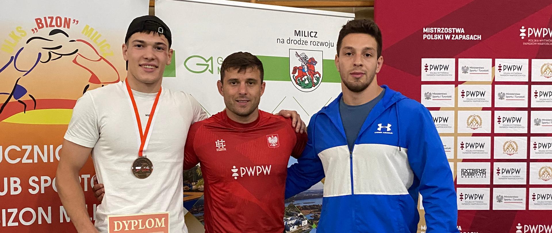 Ekipa LUKS "Suples" Kraśnik. Od lewej stoją: Jakub Dwornikiewicz, trener Damian Jakóbczyk, Sebastian Zarzycki