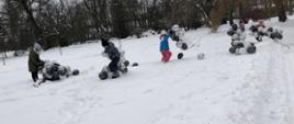 Dzieci w trakcie ferii - zabawy z balonami w śniegu