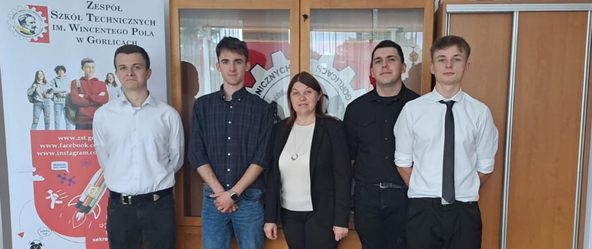 Drużyna ZST: Karol Kotowicz, Bartosz łazarek, Krzysztof Rączkowski, Jakub Smalec. W środku: Barbara Świerzowska - opiekun grupy