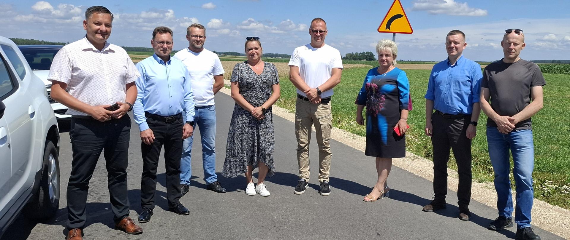 Zdjęcie grupowe wykonane na wyremontowanym odcinku drogi.
