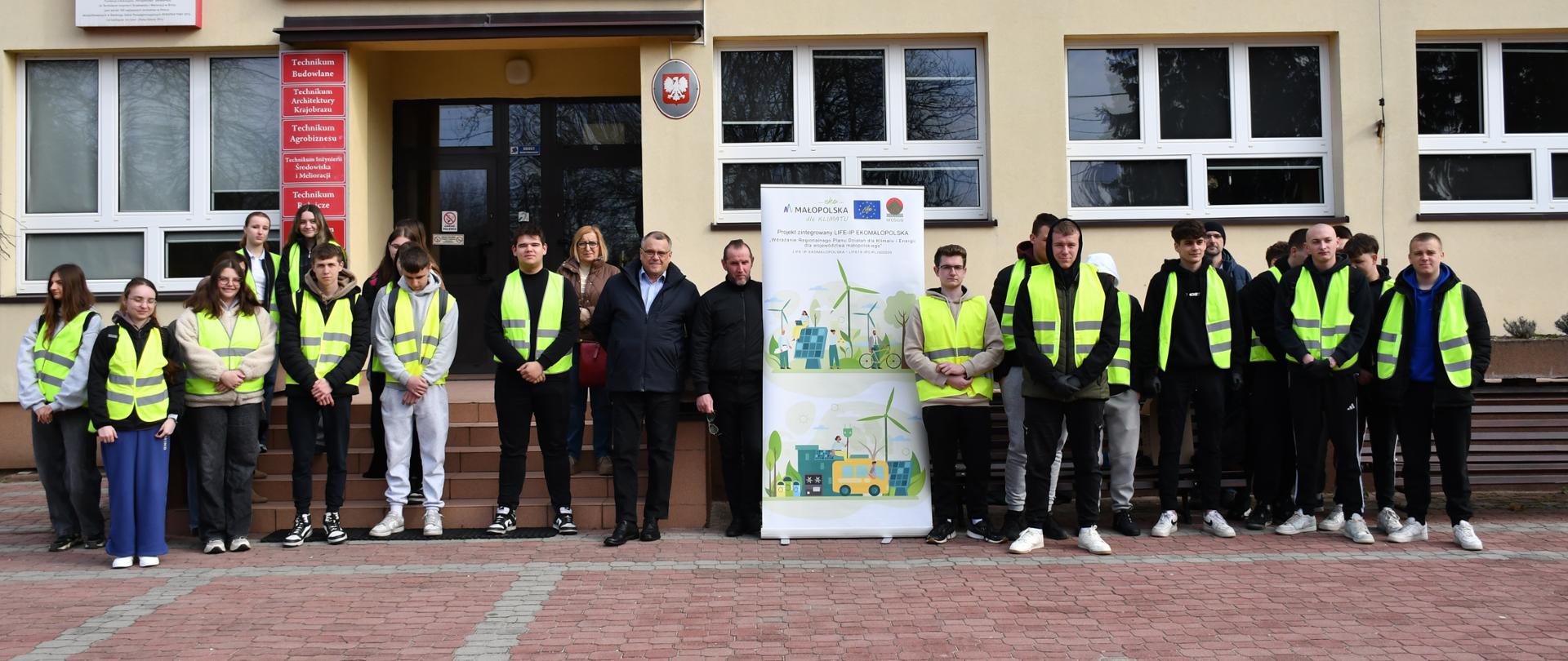 Zdjęcie grupowe dyrekcji, nauczycieli oraz uczniów Zespołu Szkół w Brniu