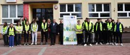 Zdjęcie grupowe dyrekcji, nauczycieli oraz uczniów Zespołu Szkół w Brniu