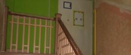 Brązowa balustrada na klatce schodowej