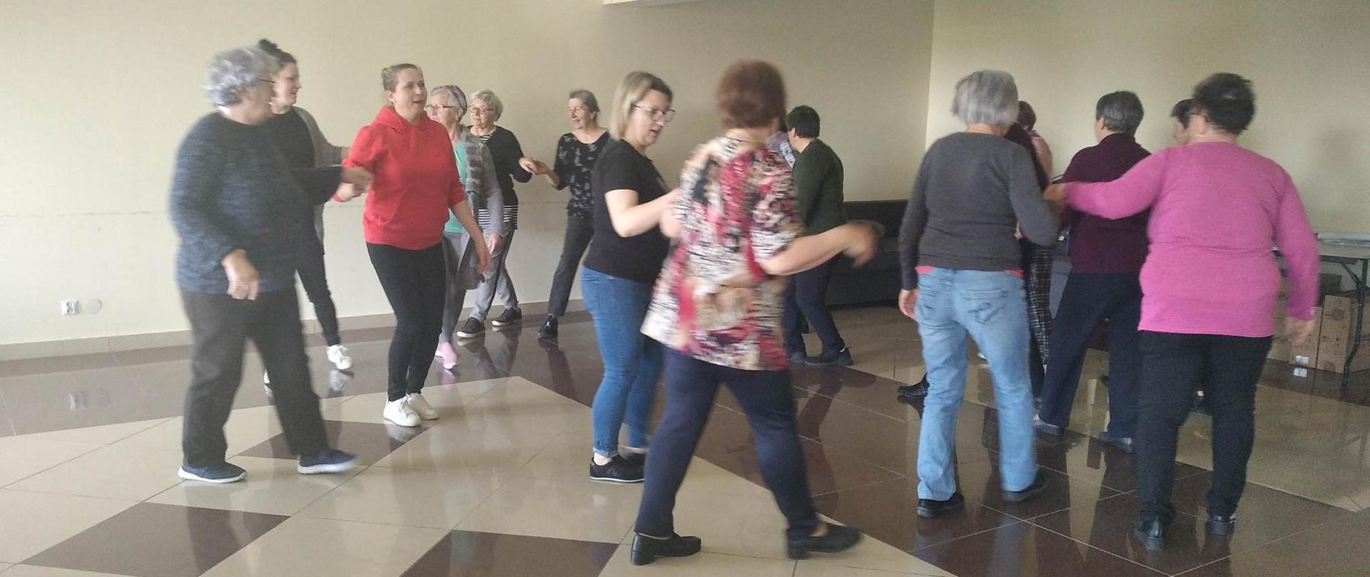 Uczestnicy klubu Senior+ podczas warsztatów taneczno-ruchowych