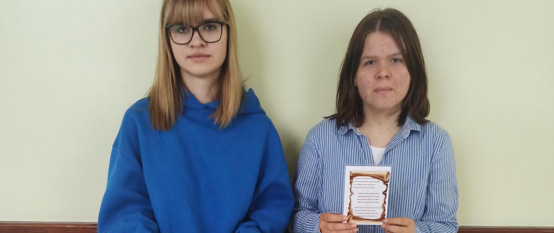 Uczennice z prezentami przygotowanymi dla kolegów
