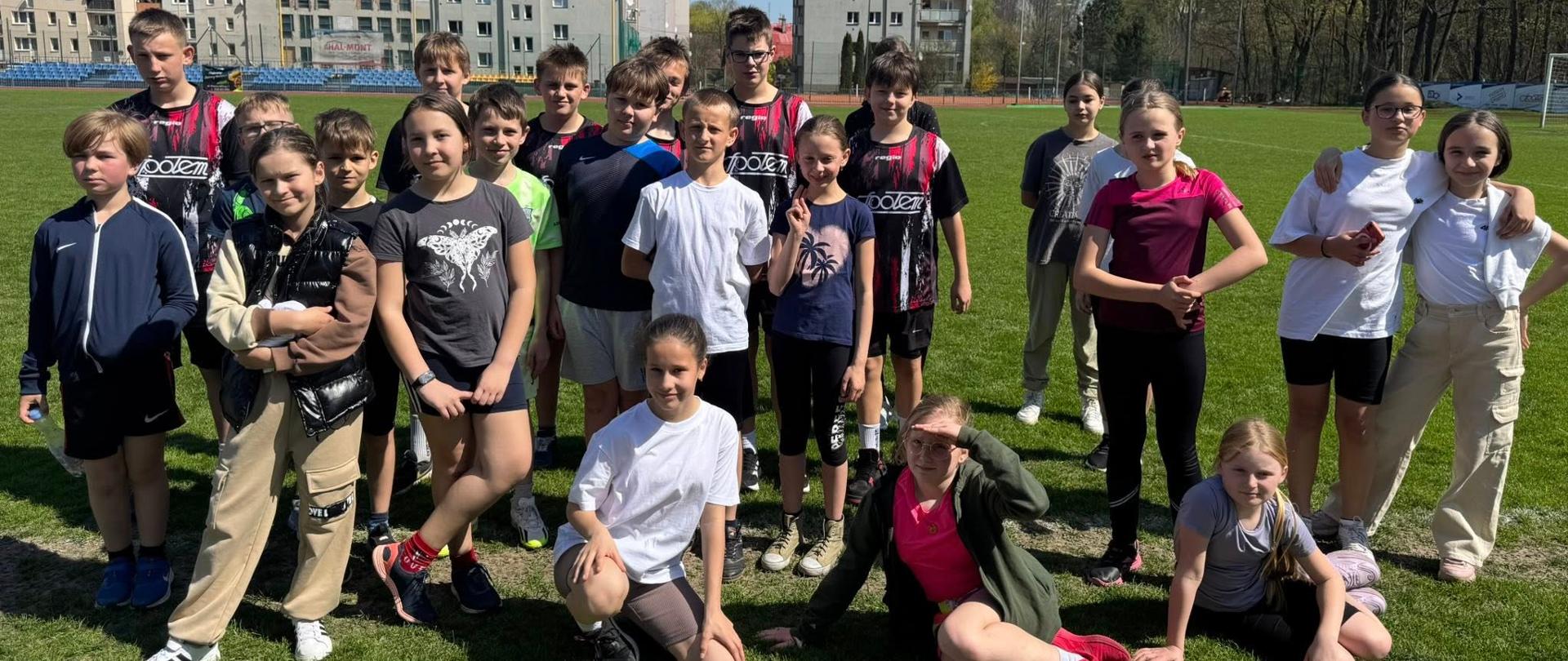 Dzieci podczas zawodów sportowych z biegów na stadionie MOSIR