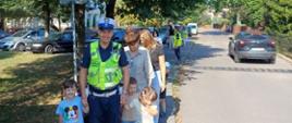 Idziemy chodnikiem z Panem Policjantem