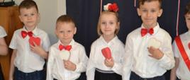 Dzieci biorące udział w uroczystym apelu preznetują repertuar muzyczny
