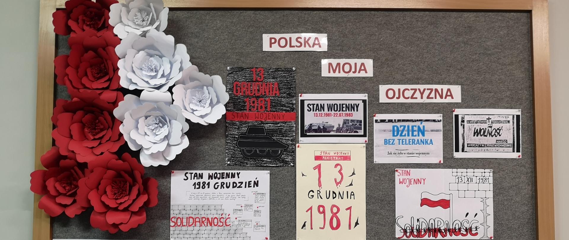 plakaty uczniów na tablicy ekspozycyjnej