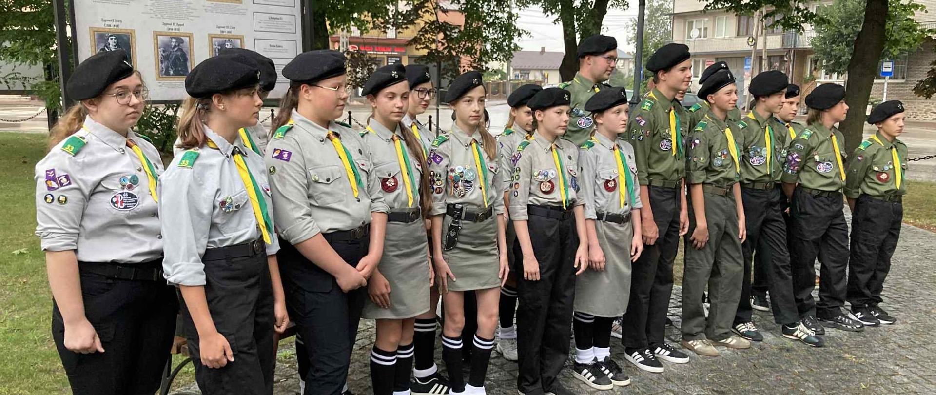 Zuchy i harcerze hołd powstańcom
