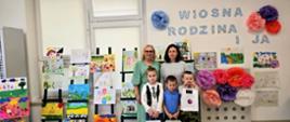 Pani Dyrektor wraz z nauczycielką i nagrodzonymi przedszkolakami, pozują do zdjęcia