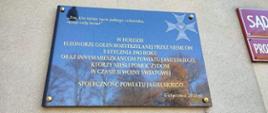 Zdjęcie tablicy pamiątkowej umieszczonej na budynku Sądu Rejonowego w Jaśle poświęconej pamięci Eleonory Goleń