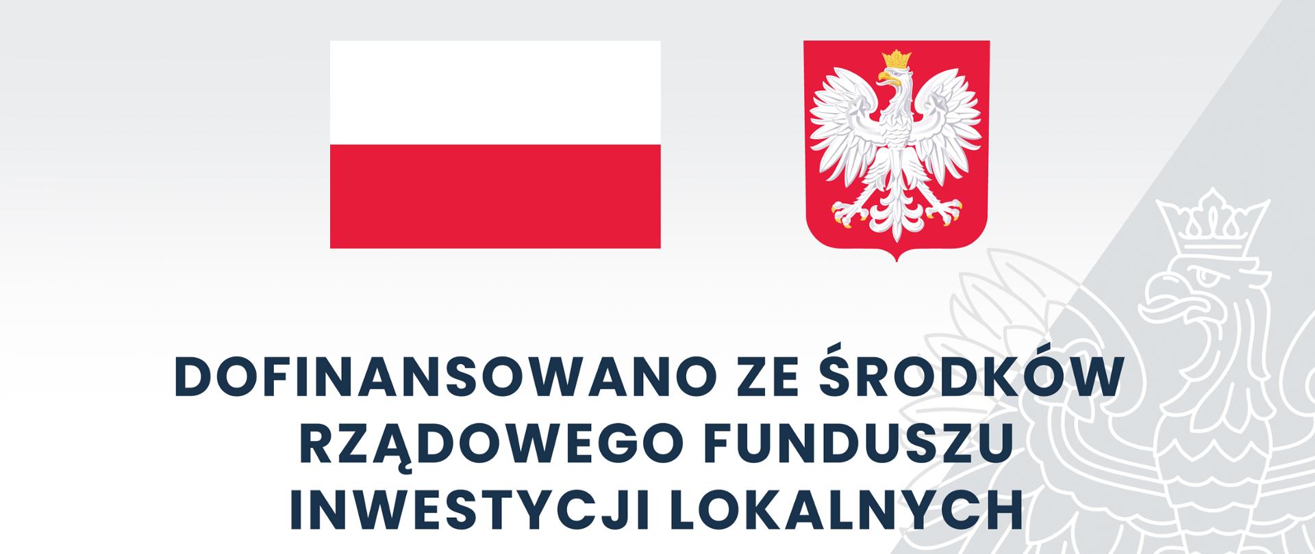 Tablica informacyjna: Dofinansowanie ze środków Rządowego Funduszu Inwestycji Lokalnych. Dofinansowanie 99000,00 zł. Całkowita Wartość inwestycji 121442,40 zł. Na tablicy widnieją Flaga Polski oraz Godło Polski, oraz tło w odcieniach szarości.
