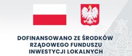 Tablica informacyjna: Dofinansowanie ze środków Rządowego Funduszu Inwestycji Lokalnych. Na tablicy widnieją Flaga Polski oraz Godło Polski, oraz tło w odcieniach szarości.
