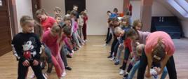 Na zdjęciach widać dzieci uczestniczące w różnorodnych zajęciach feryjnych