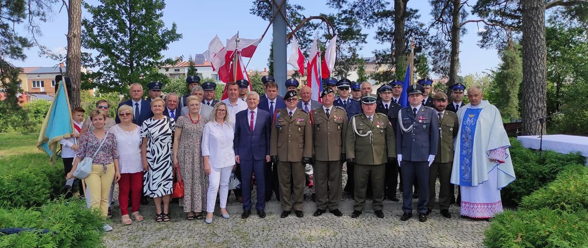 Pamiątkowe zdjęcie uczestników Obchodów przy pomniku 