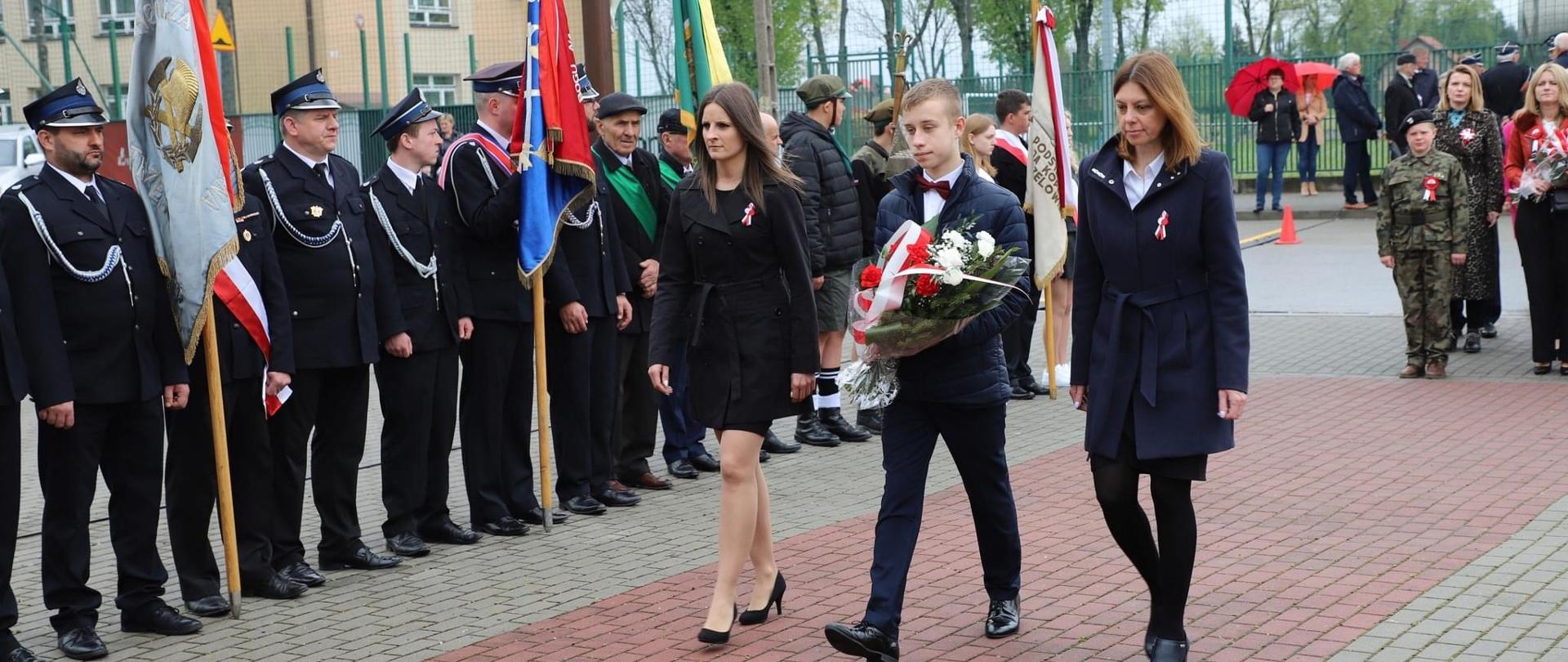3 maja 2023 Delegacja dyrektor Barbara Durej, wicedyrektor Alicja Siebierańska i uczeń składają wiązankę na miejscu pamięci