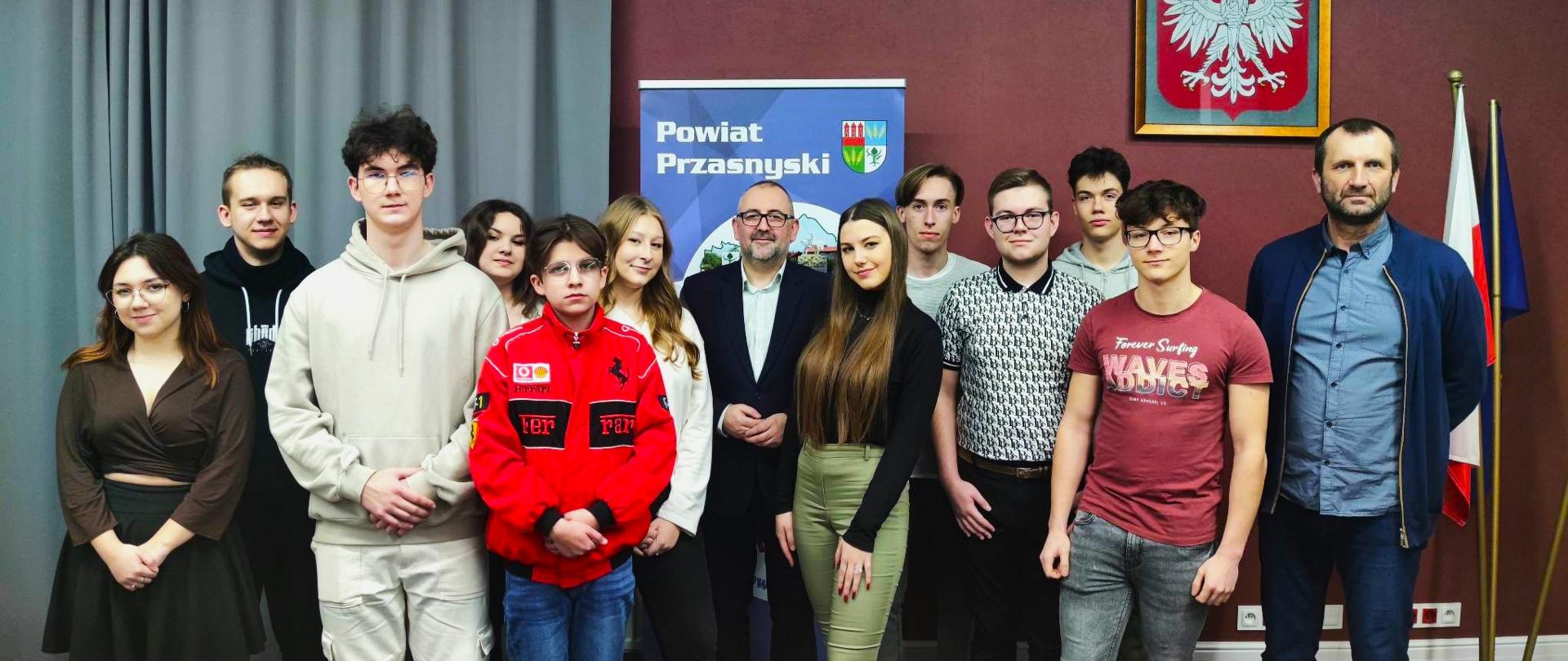 Zdjęcie grupowe przedstawicieli Młodzieżowej Rady Powiatu Przasnyskiego, Starosty Krzysztofa Bieńkowskiego i nauczyciela opiekuna Michała Mocka