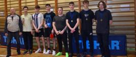 Dekoracja szkół średnich klas V - IV- młodzi chłopcy pozują z medalami oraz Organizatorem