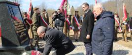 Delegacje składają kwiaty przy pomniku