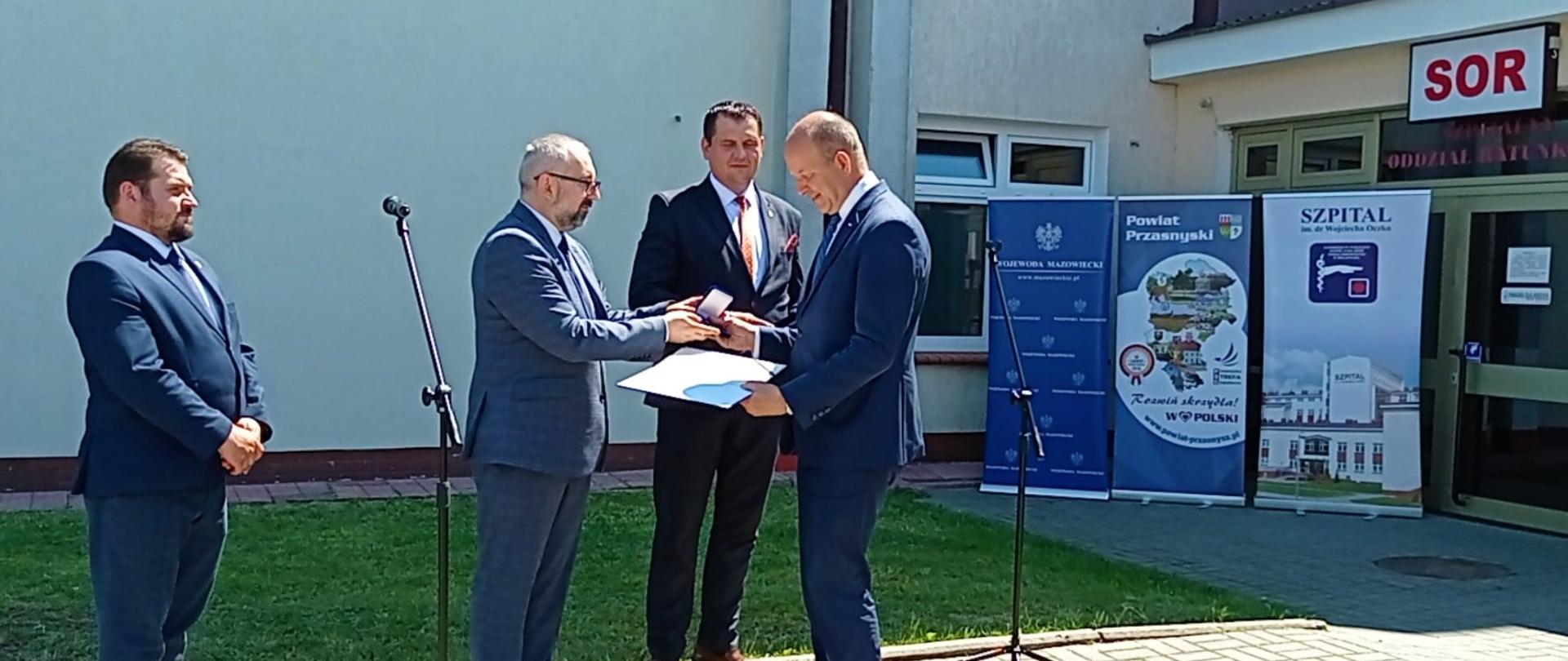 Wojewoda Mazowiecki Kontanty Radziwiłł otrzymuje z rąk Starosty Przasnyskiego medal Gloria Prasnensis Terrae