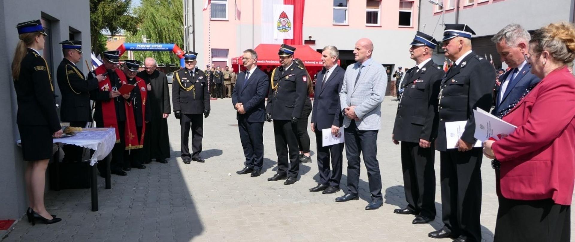 Uczestnicy wydarzenia podczas poświęcenia nowego budynku garażowo – magazynowego przy PSP w Lipsku