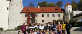 Grupa dzieci na dziedzińcu zamku w Pieskowej Skale