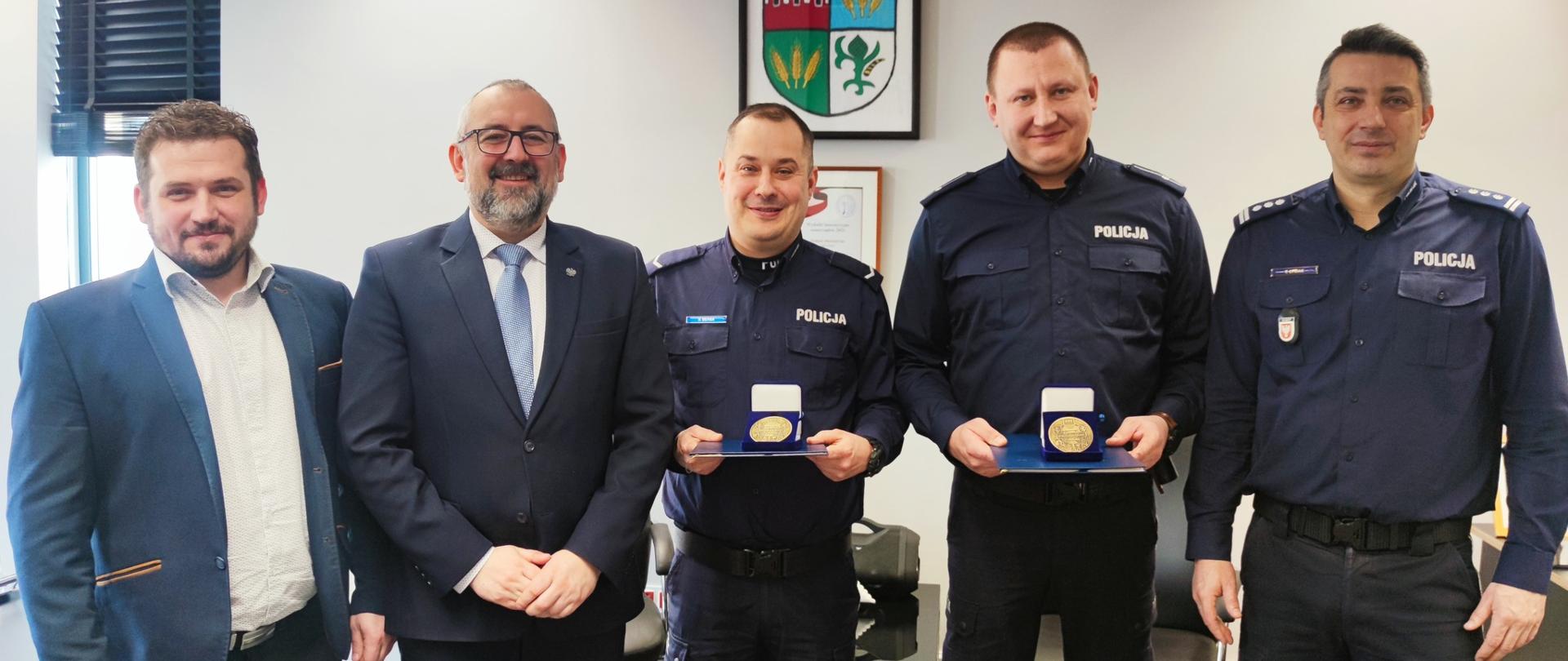 Policjanci: sierż. Damian Bieniek i mł. asp. Kamil Gadomski odznaczeni medalami "Gloria Prasnensis Terrae"