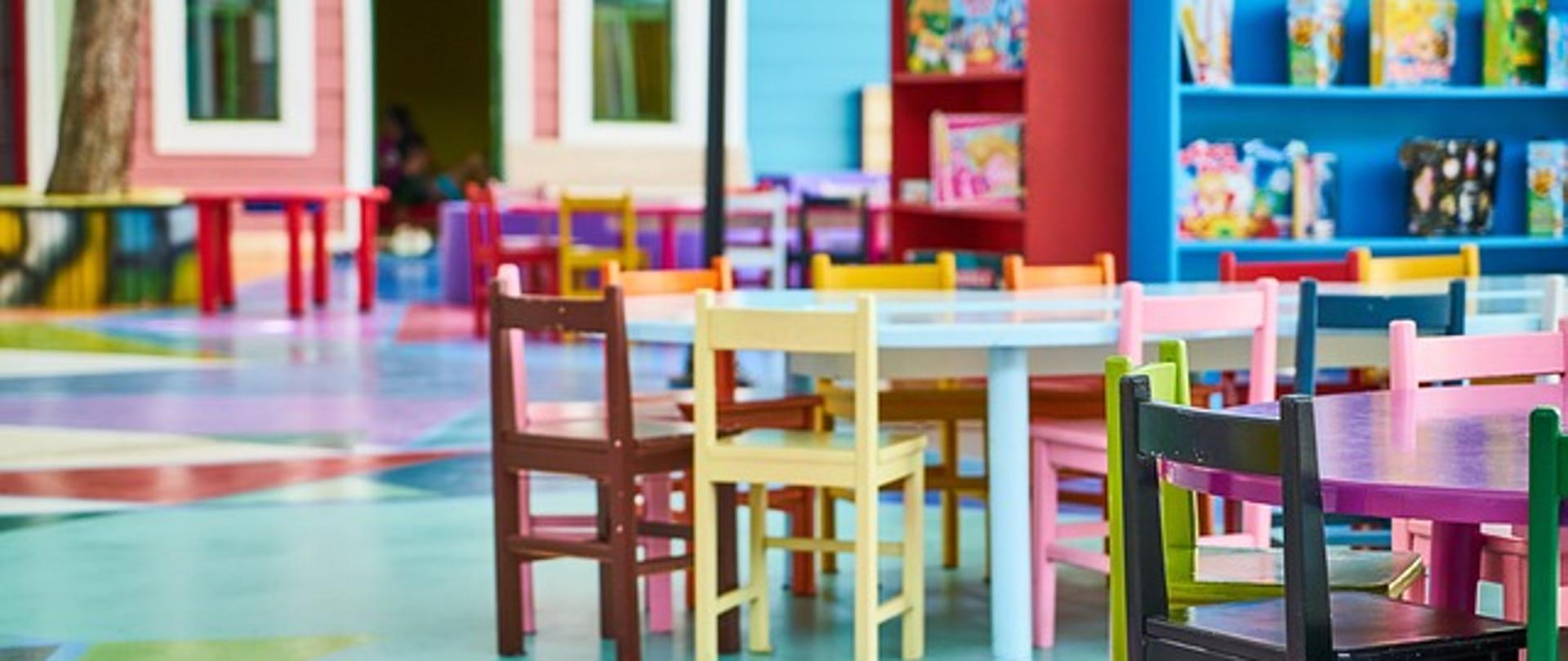 Dekoracje, stoliki i krzesełka przedszkolne, półki z zabawkami