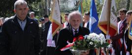 Poszczególne delegacje składają kwiaty