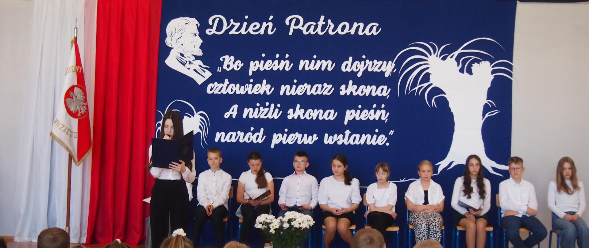 uczniowie biorący udział w akademii z okazji dnia patrona szkoły
