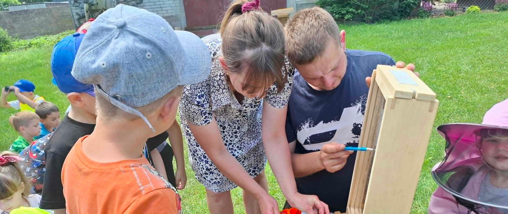 Dzieci szukające matki pszczoły