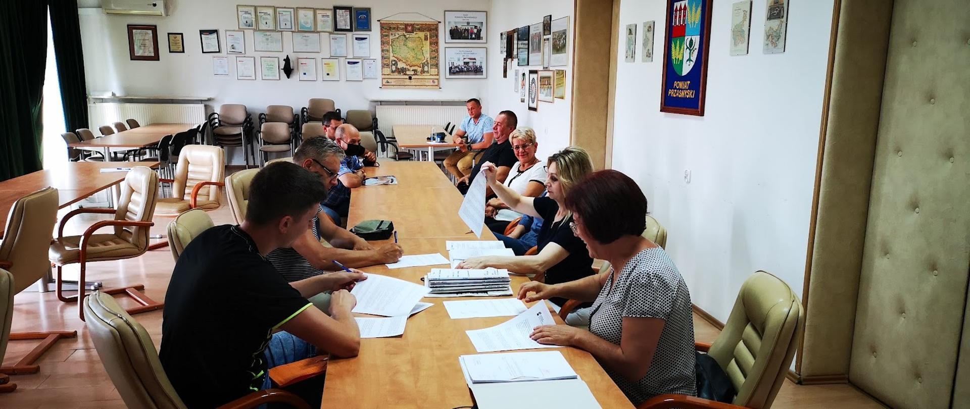 Zdjęcie przedstawia nowych przedsiębiorców oraz Dyrektor Powiatowego Urzędu Pracy Jadwigę Żuber w trakcie podpisywania umów na dofinansowanie działalności gospodarczej. 