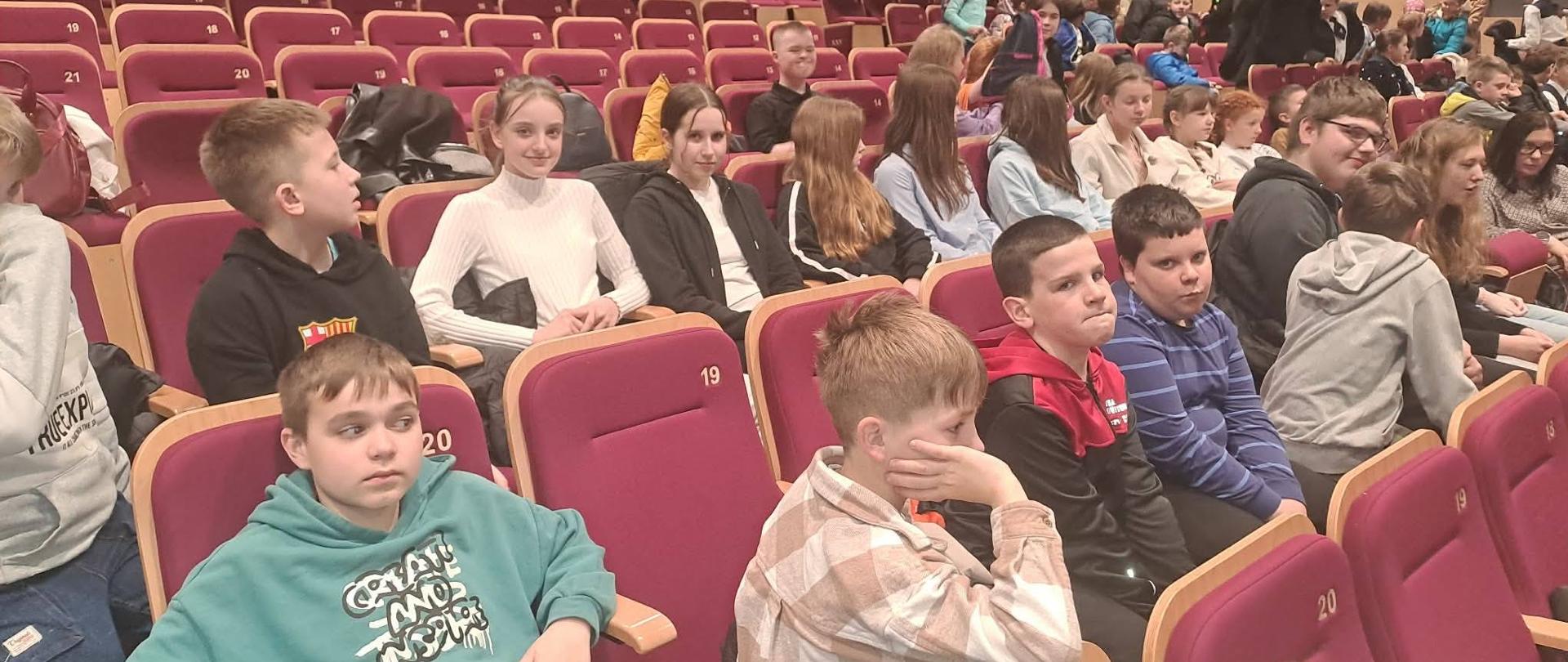 Uczniowie Klas I - VI na spektaklu w Dębicy