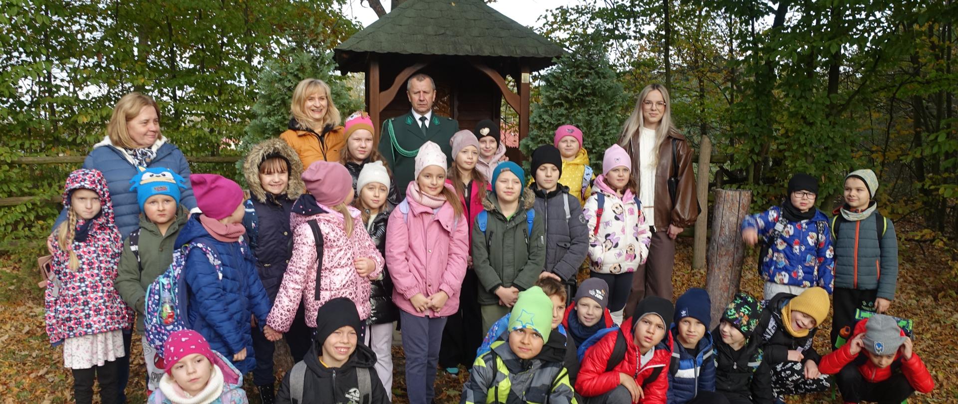 Zdjęcie grupowe - uczniowie klas młodszych na przed kapliczką Św.Huberta