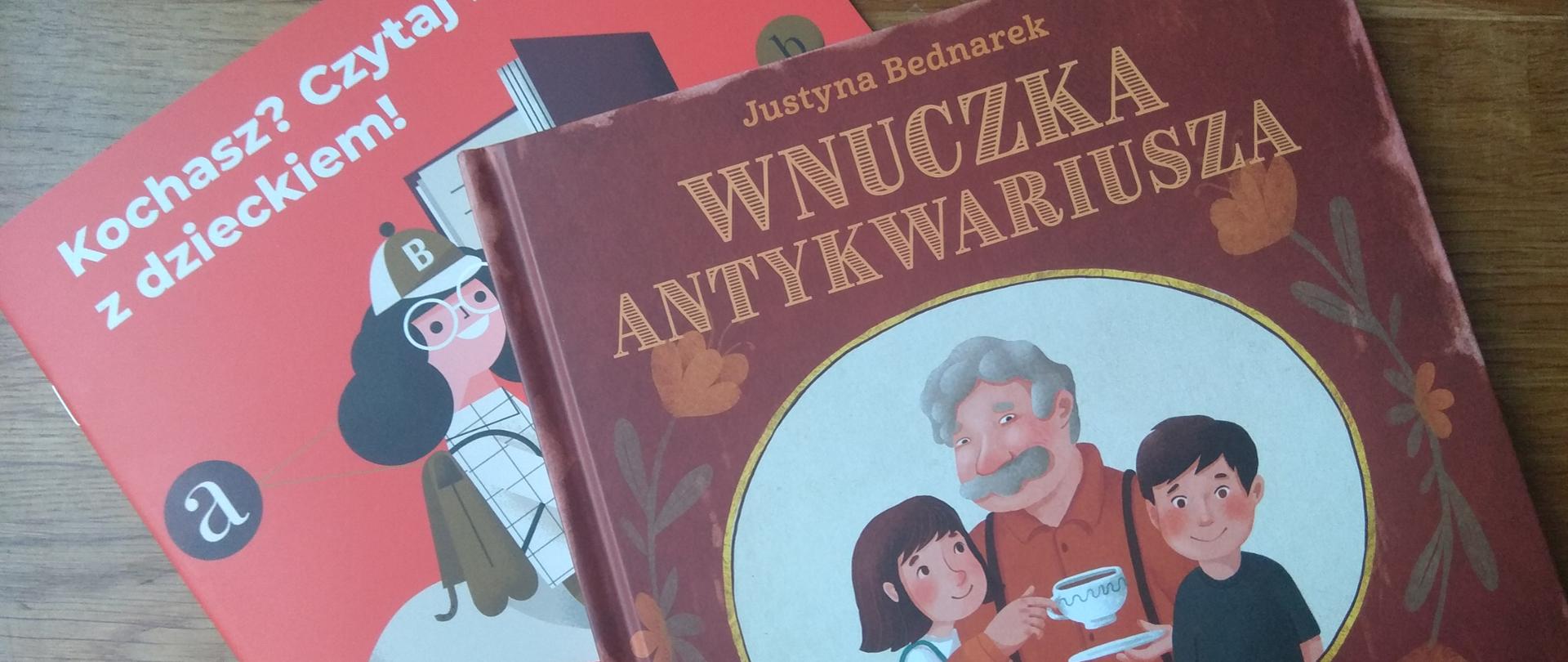 Na stole egzemplarz książki i przewodnik dla rodzicó