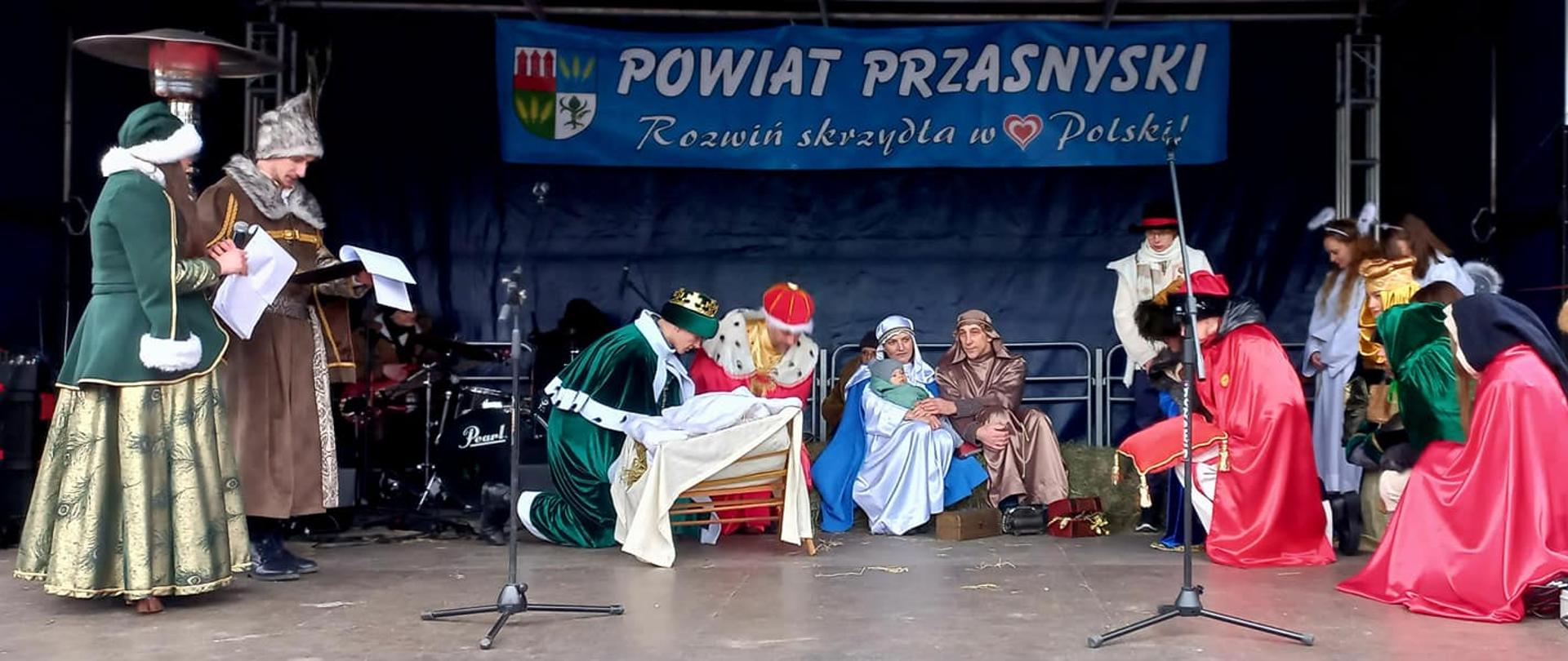 Zdjęcie przedstawia aktorów, grających Marię i Józefa z Dzieciątkiem Jezus oraz trzech mędrców, przybyłych złożyć dary i pokłon Mesjaszowi.
