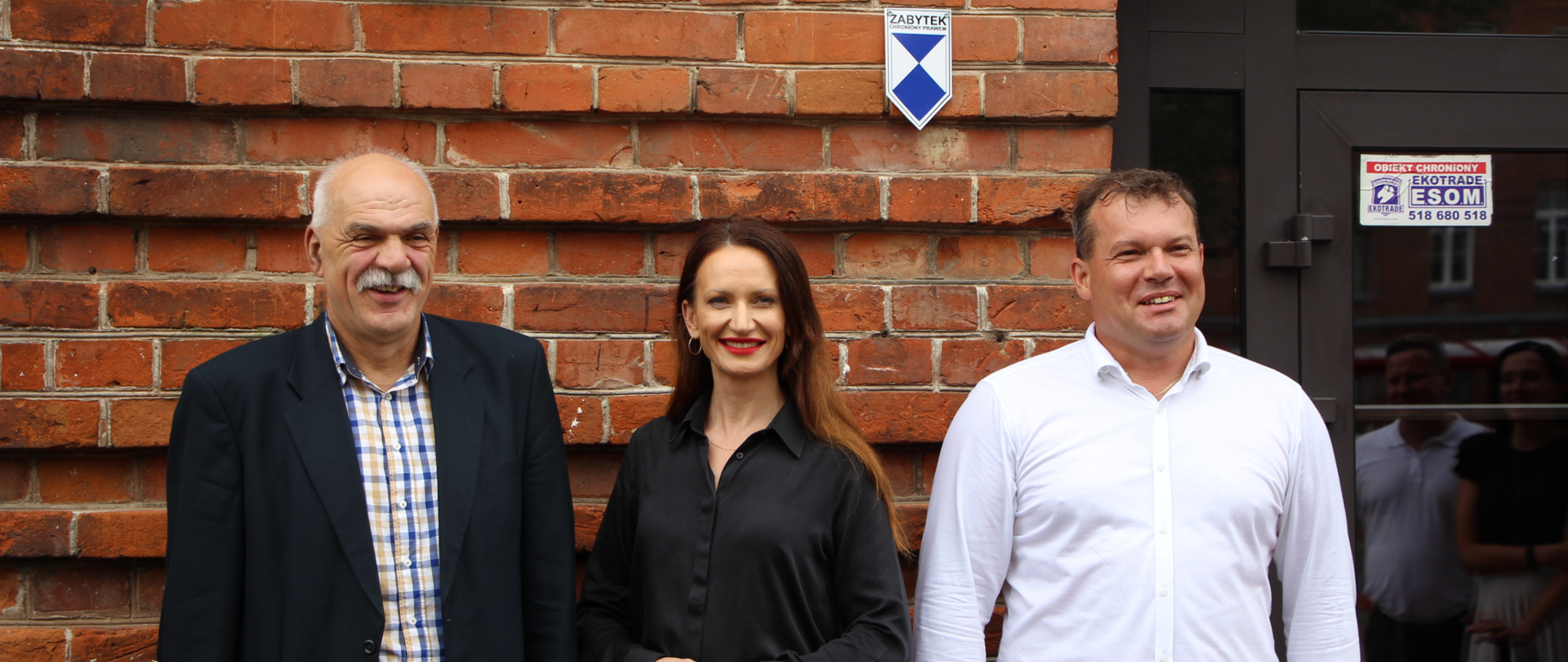 od lewej kierownik ośrodka "Caritas", starosta zambrowski i dyrektor ZS1 w Zambrowie
