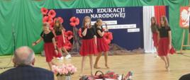 dziewczynki tańczą i śpiewają