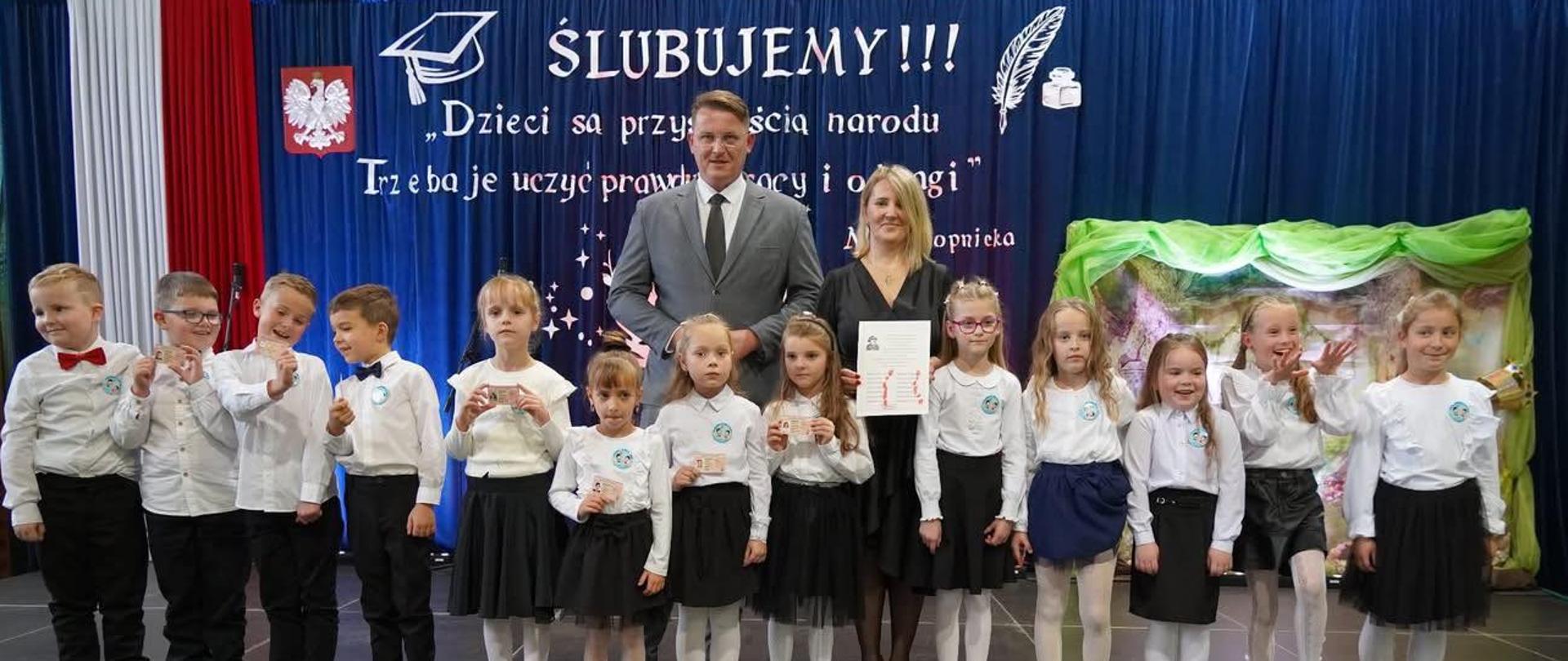 pamiątkowe zdjęcie z uczniami