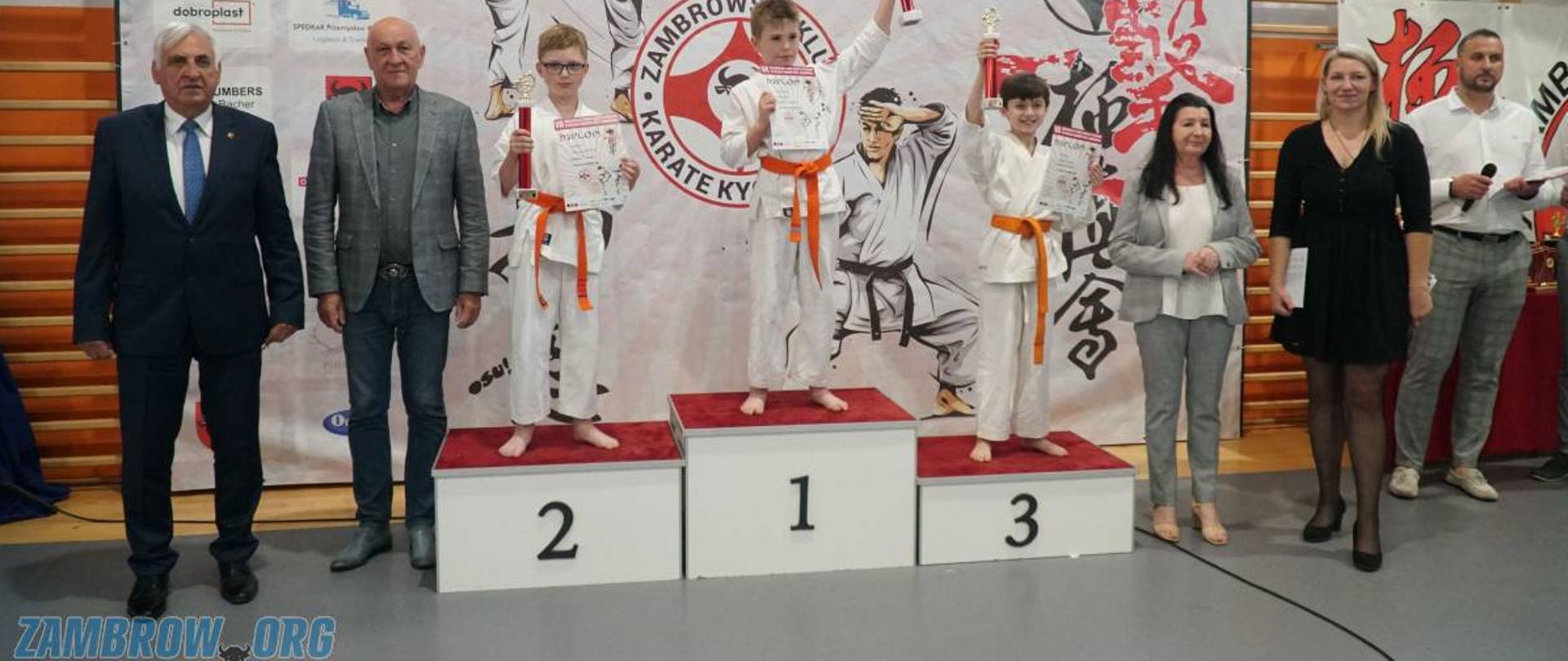 na zdjęciu w hali sportowej ZS1 w Zambrowie.znajdują się uczestnicy VII Ogólnopolskiego Turnieju Karate Kyokushin 