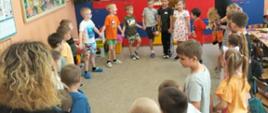 Specjaliści z Poradni Psychologiczno - Pedagogicznej w otoczeniu dzieci realizują program zajęć, z wykorzystaniem rekwizytów - maskotek