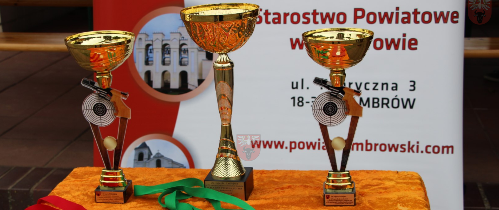 stoł z nagrodami dla zawodników zawodów strzeleckich