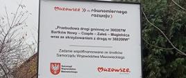 tablica informacyjna o projekcie z napisem: Mazowsze dla równomiernego rozwoju, Przebudowa drogi gminnej 360207W Bartków Nowy – Czaple – Zaleś Mogielnica wraz ze skrzyżowaniem z drogą 360208W, zadanie współfinansowane ze środków Samorządu Województwa Mazowieckiego. Herb Samorządu Województwa mazowieckiego, logo Mazowsze serce Polski 