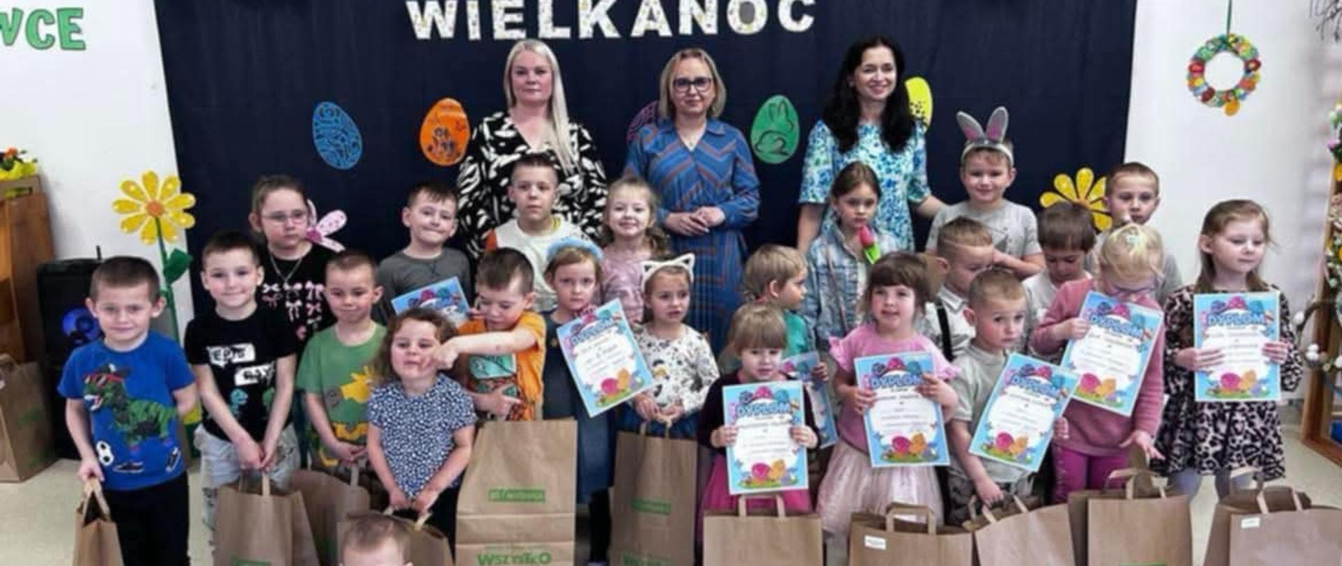 Dzieci, dyrekcja i nauczyciele z Przedszkola pozują do wspólnego zdjęcia