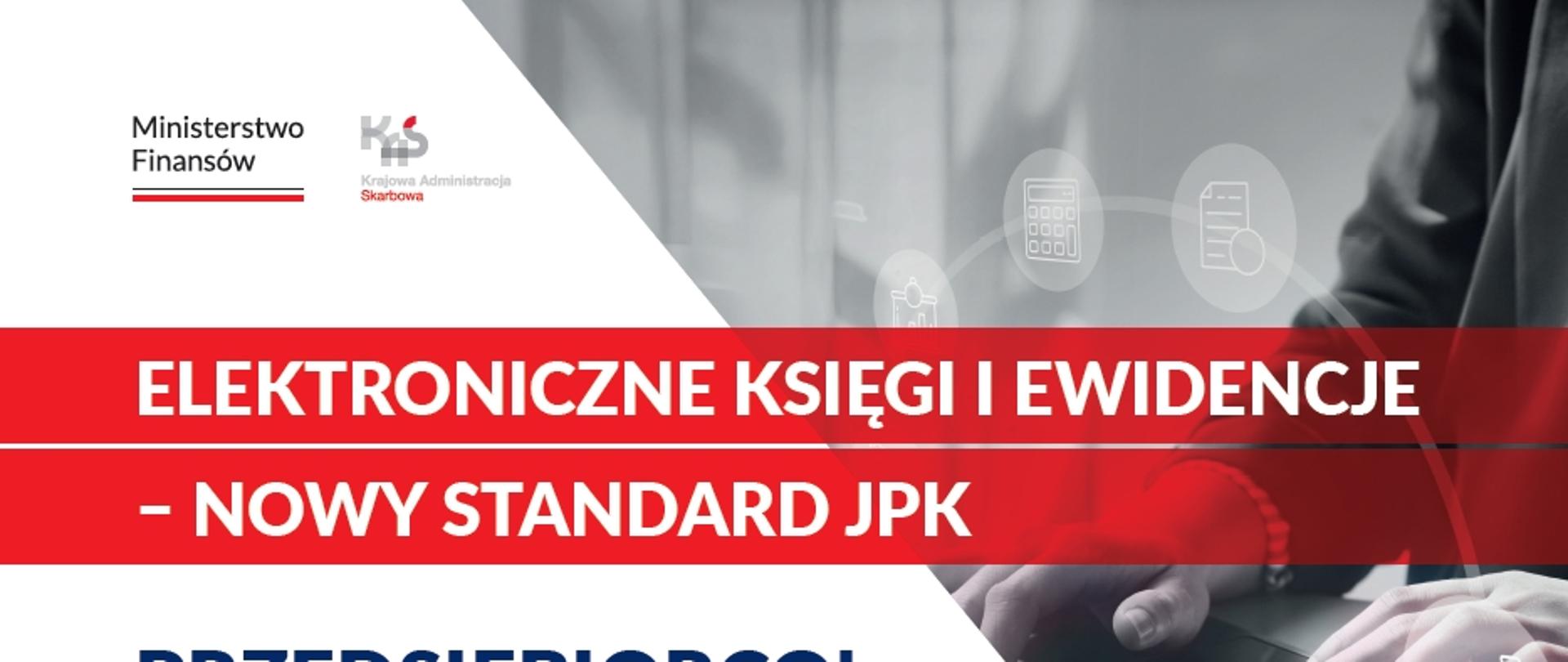 Infografika Ministerstwa Finansów i Krajowej Administracji Skarbowej dotycząca nowego standardu JPK. Nagłówek: „Elektroniczne księgi i ewidencje – nowy standard JPK”. Komunikat skierowany do przedsiębiorców informuje o obowiązkowym elektronicznym prowadzeniu ksiąg i ewidencji dla celów PIT i CIT. Wskazano terminy wdrożenia: od 2026 r. dla podmiotów składających JPK_V7M oraz od 2027 r. dla pozostałych podatników. Infografika przypomina, że po zakończeniu roku podatkowego księgi i ewidencje należy przesłać do naczelnika urzędu skarbowego. Zawiera także informację o wsparciu dla podatników PIT poprzez interaktywne formularze JPK_PKPIR, JPK_EWP i JPK_ST udostępnione przez Ministerstwo Finansów. Po prawej stronie znajduje się zdjęcie osoby pracującej na laptopie oraz kod QR prowadzący do strony podatki.gov.pl.