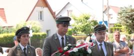 Delegacje składają kwiaty przy pomniku - na zdjęciu delegacja Nadleśnictwa Hajnówka