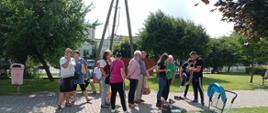 Zdjęcie wykonane podczas Festynu Profilaktyczno Zdrowotnego w ogrodach przasnyskiego szpitala. Fotografia przedstawia chętnych do sprawdzenia podstawowych parametrów oraz uzyskania porady trenerów z "Rzeźbiarnia Gym&Med".