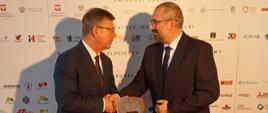 Przekazanie statuetki lidera rozwoju regionalnego na ręce starosty przasnyskiego