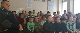 Dzieci oglądają prezentację strażaków nt. "Bezpieczne zachowanie nad wodą"